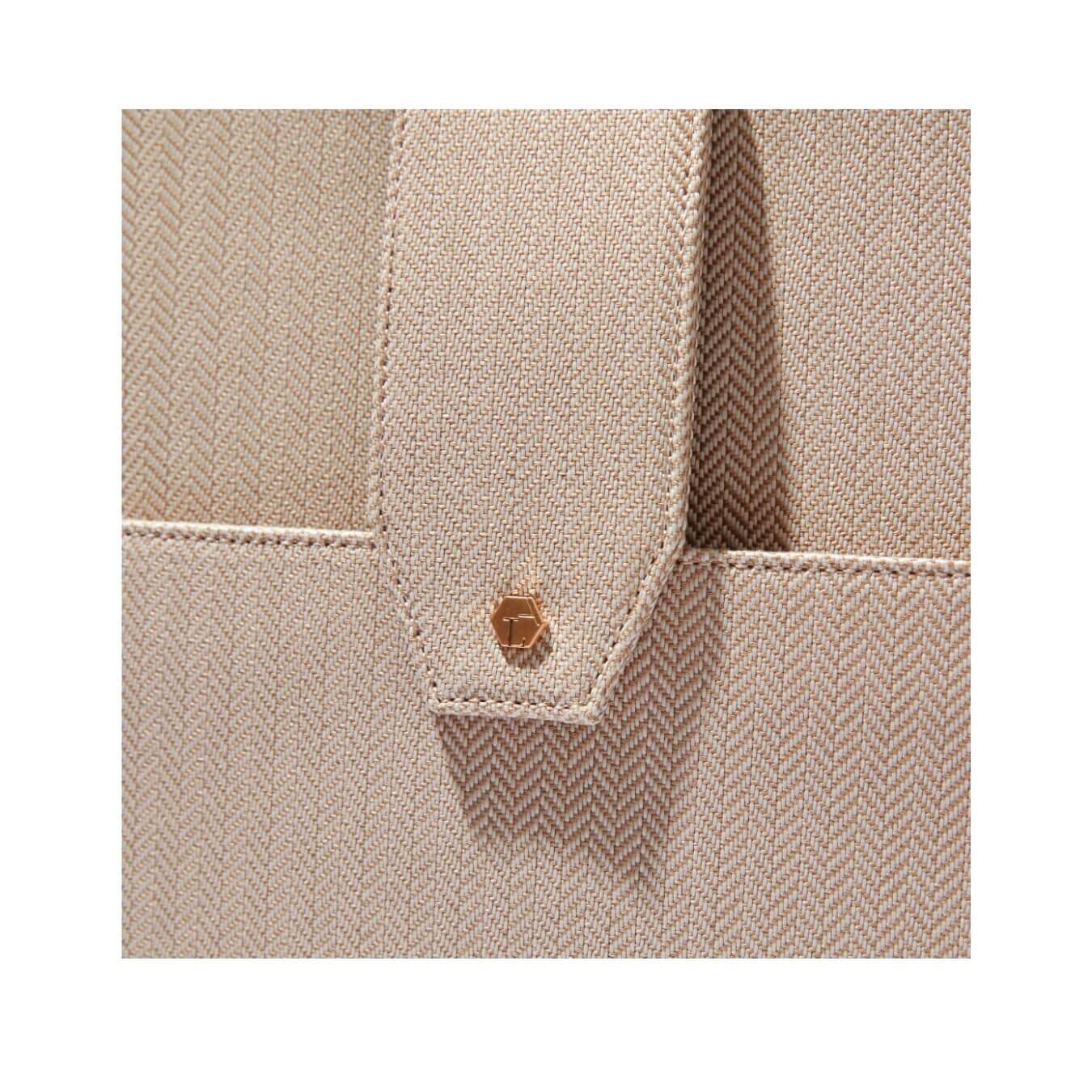 Close up of clasp for the Beige Laptop Clutch by Lindsay Albanese in collaboration with fabfitfun. 